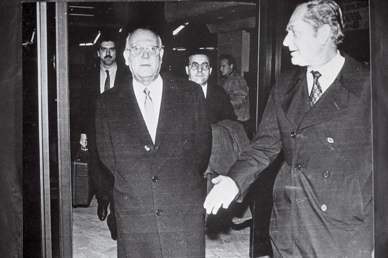 Hispaania suursaadiku Eduardo Aranda Carranza vastuvõtt Tallinna lennujaamas. Paremal Eesti Vabariigi välisministeeriumi protokollišeff Kalle Ott