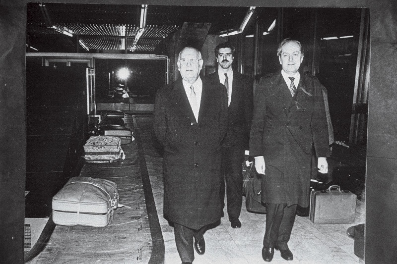 Hispaania suursaadiku Eduardo Aranda Carranza vastuvõtt Tallinna lennujaamas. Paremal Eesti Vabariigi välisministeeriumi protokollišeff Kalle Ott.