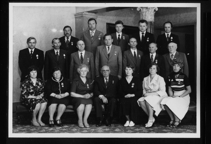 NSV Liidu ordenite ja medalitega autasustatud teadus- ja prokuratuuritöötajad. I reas keskel  Eesti NSV Ülemnõukogu Presiidiumi esimees J.Käbin.