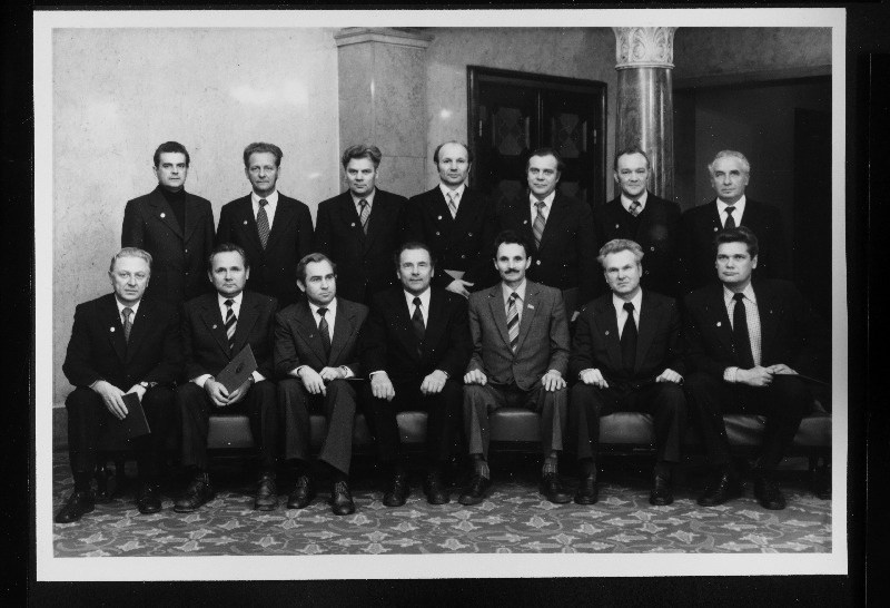Eesti NSV Ülemnõukogu Presiidiumis autasustatud riikliku julgeoleku organite töötajad. I reas paremalt 3. Eesti NSV Ülemnõukogu Presiidiumi sekretär V.Vaht