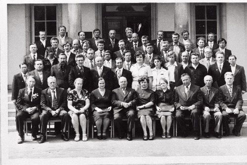 Eesti NSV Ülemnõukogu Presiidiumis autasustatud 1980.a. käikulastud eriti tähtsate objektide ehitajad. I reas vasakult 5. Eesti NSV Ülemnõukogu Presiidiumi esimees J.Käbin.