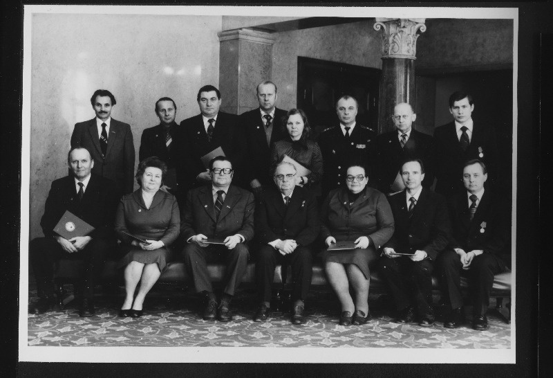 Eesti NSV Ülemnõukogu Presiidiumis autasustatud töötajad. I reas keskel Eesti NSV
Ülemnõukogu Presiidiumi esimees J.Käbin; II reas vasakult 1. Eesti NSV Ülemnõukogu
Presiidiumi sekretär V.Vaht.
