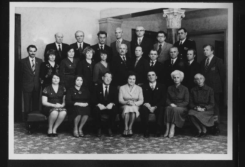 Eesti NSV Ülemnõukogu Presiidiumis autasustatud töötajad, ökonomistid. Medaliga
"Töövapruse eest" autasustatud Eesti NSV Riikliku Filharmoonia artist Ervin Abel
(III reas, vasakult 4.). I reas keskel Eesti NSV Ülemnõukogu Presiidiumi esimehe
asetäitja M.Vannas; II reas vasakult 1. Eesti NSV Ülemnõukogu Presiidiumi sekretär
V.Vaht.