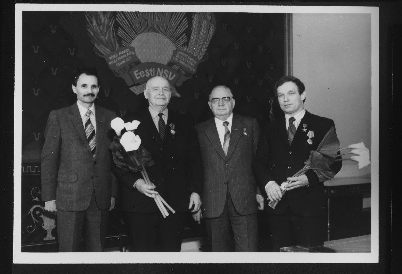 NSV Liidu "Rahvaste Sõpruse" ordeniga autasustatud H.Allik (vasakult 2.) ja valitsuse
autasu saanud V.Liiv (paremalt 1.). Vasakult 1. Eesti NSV Ülemnõukogu Presiidiumi
sekretär V.Vaht, 3. Eesti NSV Ülemnõukogu Presiidiumi esimees J.Käbin.