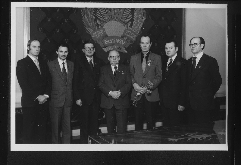 Tööpunalipu ordeniga autasustatud Eesti NSV teeneline kunstnik Ilmar Torn (vasakult 3.)
Eesti NSV Ülemnõukogu Presiidiumis. Vasakult 2. Eesti NSV Ülemnõukogu Presiidiumi
sekretär V.Vaht, 3. O.Utt, 4. Eesti NSV Ülemnõukogu Presiidiumi esimees J.Käbin, 6.
Eesti NSV kultuuriminister J.Lott, 7. J.Vares.