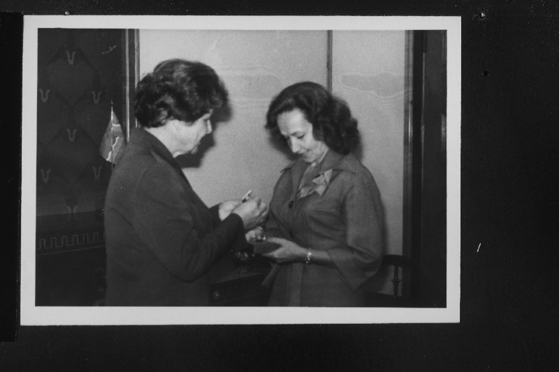 Rahvaste Sõpruse ordeni annab Eesti NSV rahvakunstnikule Ita Everile üle
Eesti NSV Ülemnõukogu Presiidiumi esimehe asetäitja M.Vannas (vasakul).