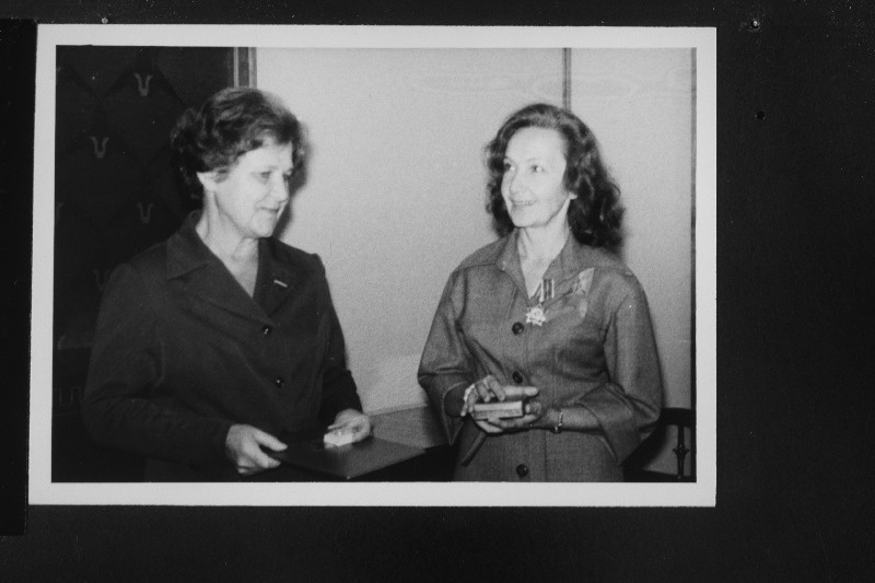 Rahvaste Sõpruse ordeniga autasustatud Eesti NSV rahvakunstnik Ita Ever (paremal) ja
Eesti NSV Ülemnõukogu Presiidiumi esimehe asetäitja M.Vannas.