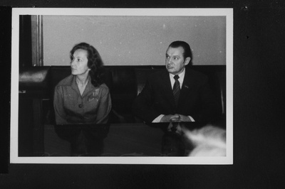 Eesti NSV rahvakunstnik Ita Ever enne autasustamist Rahvaste Sõpruse ordeniga Eesti NSV Ülemnõukogu Presiidiumis. Tema kõrval Eesti NSV kultuuriminister J.Lott.  similar photo