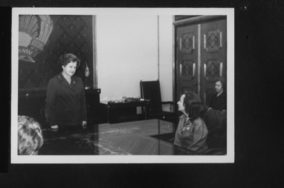 Eesti NSV Ülemnõukogu Presiidiumi esimehe asetäitja M.Vannas Eesti NSV rahvakunstnikule
Ita Everile Rahvaste Sõpruse ordeni üleandmisel kõnelemas.  similar photo