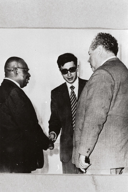 Nõukogude Liidu parlamendidelegatsiooni juht, Eesti NSV Ülemnõukogu Presiidiumi esimees A. Vader (paremal) Kameruni Föderaalse Rahvuskogu Palees Yaoundes.