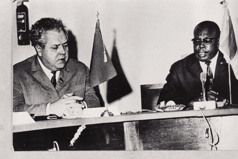 Nõukogude Liidu parlamendidelegatsiooni juht, Eesti NSV Ülemnõukogu Presiidiumi esimees A. Vader (vasakul) külaskäigul Kamerunis.