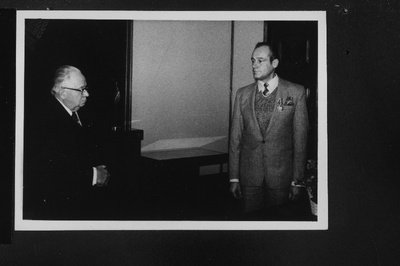 Eesti NSV teeneline kunstitegelane Mart Port pärast Rahvaste Sõpruse ordeni kättesaamist Eesti NSV Ülemnõukogu Presiidiumi esimehe J. Käbiniga vestlemas.  similar photo