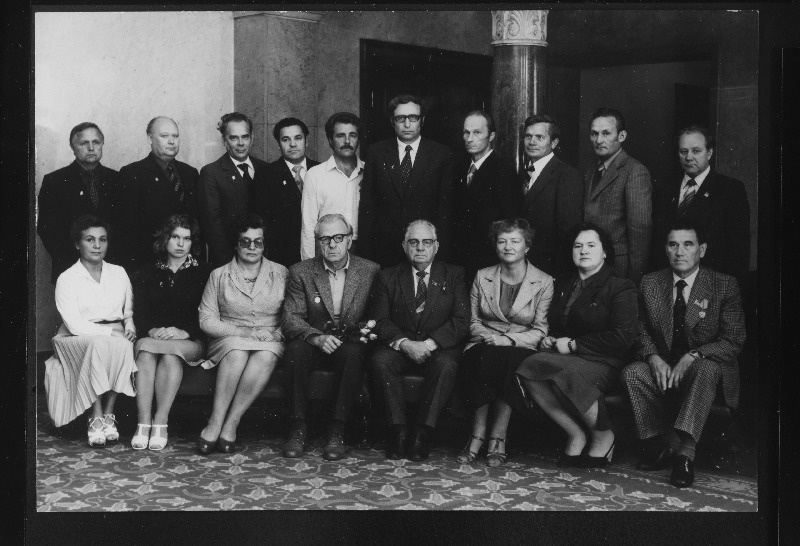 Eesti NSV Ülemnõukogu Presiidiumi autasustatud töötajad. Esireas vasakult 1. Eesti NSV haridusminister Elsa Gretškina, 4. NSV Liidu rahvaõpetaja, Jõgeva rajooni Põltsamaa Keskkooli direktor Kalju Teras, 5. Eesti NSV Ülemnõukogu Presiidiumi esimees J. Käbin.