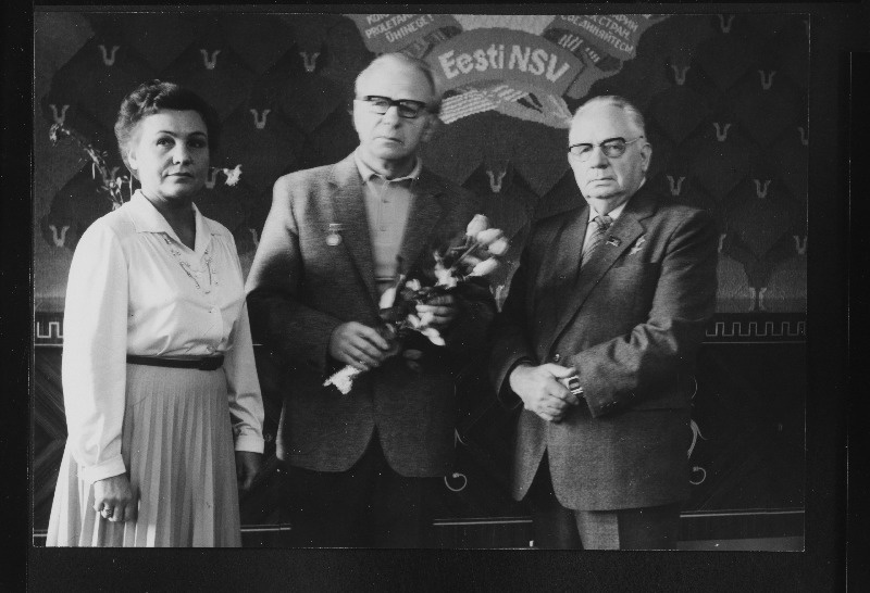 Jõgeva rajooni Põltsamaa Keskkooli direktor Kalju Teras pärast NSV Liidu rahvaõpetaja aunimetuse ja rinnamärgi kättesaamist koos Eesti NSV Ülemnõukogu Presiidiumi esimehe J. Käbini ja Eesti NSV haridusministri Elsa Gretškiniga.
