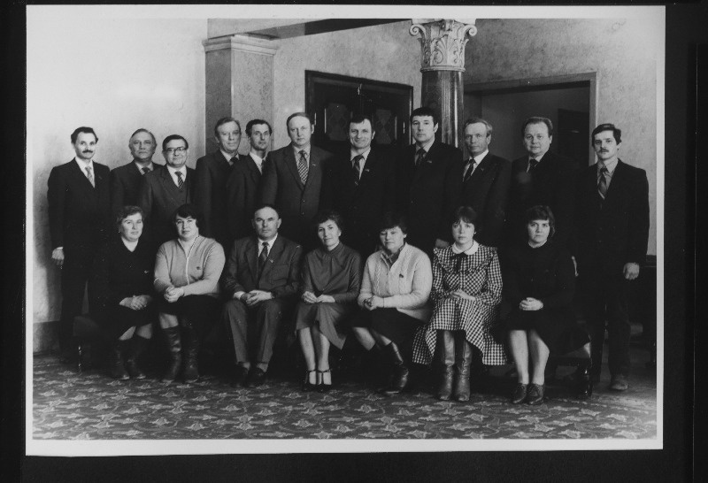 Eesti NSV Ülemnõukogu XI koosseisu ehitus- ja kommunaalmajanduskomisjoni liikmed. Esireas vasakult 4. Eesti NSV
Ülemnõukogu Presiidiumi esimehe asetäitja Maia Leosk; teises reas vasakult 1.Eesti NSV Ülemnõukogu Presiidiumi sekretär Viktor Vaht.