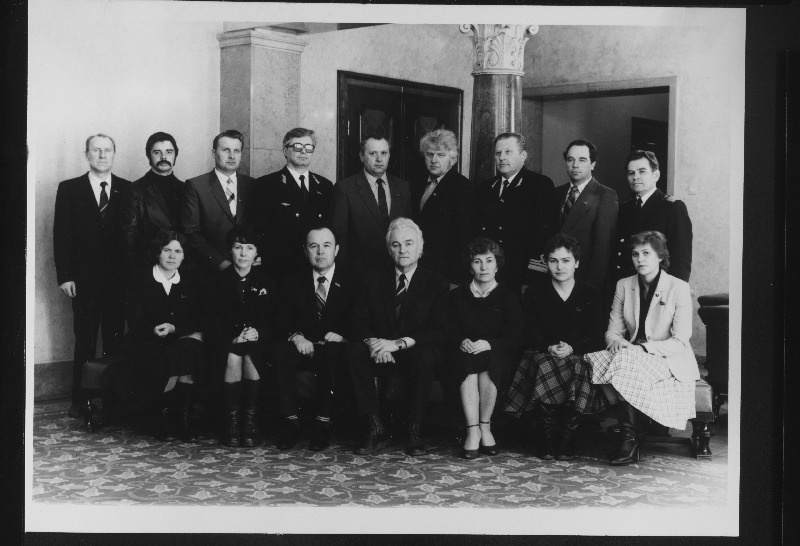 Eesti NSV Ülemnõukogu XI koosseisu transpordi- ja sidekomisjoni liikmed. Esireas vasakult 4. Eesti NSV Ülemnõukogu Presiidiumi esimees Arnold Rüütel, 5. Eesti NSV Ülemnõukogu Presiidiumi esimehe asetäitja Maia Leosk.