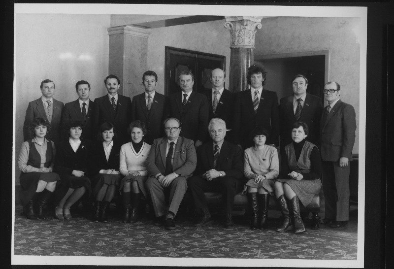 Eesti NSV Ülemnõukogu XI koosseisu tööstus- ja energeetikakomisjoni liikmed. Esireas vasakult 6. Eesti NSV Ülemnõukogu Presiidiumi esimees Arnold Rüütel; tagareas vasakult 3. Eesti NSV Ülemnõukogu Presiidiumi sekretär Viktor Vaht.