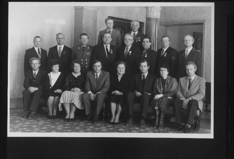 NSV Liidu ordenite ja medalitega autasustatud töötajad Eesti NSV Ülemnõukogu Presiidiumis. Esireas vasakult 5. Eesti NSV Ülemnõukogu Presiidiumi esimehe asetäitja Meta Vannas.