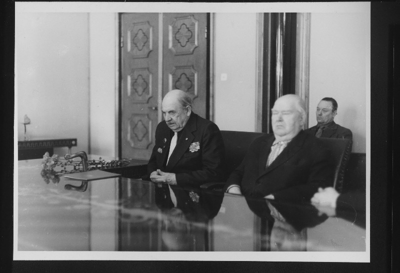 Kodusõja , Suure Isamaasõja ja parteiveteran Geindrich Gustavson Eesti NSV Ülemnõukogu Presiidiumi aukirja saamisel Eesti NSV Ülemnõukogu Presiidiumis.