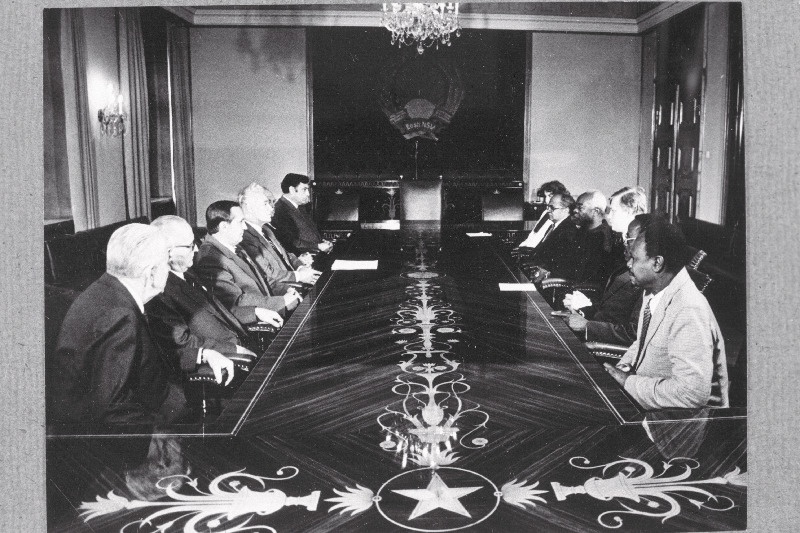 Tansaania Rahvusassamblee delegatsioon vastuvõtul Eesti NSV Ülemnõukogu Presiidiumis. Vasakult: V. Roosmaa, sotsialistliku töö kangelane. S. M. Kirovi nimelise näidiskalurikolhoosi esimees O. Kuul, M. Murnikov, Eesti NSV Ülemnõukogu Presiidiumi esimees A. Rüütel, Eesti NSV välisminister A. Green, B. Moronov. Paremalt 4. Tansaania delegatsiooni juht Adam Sapi Mkvava.