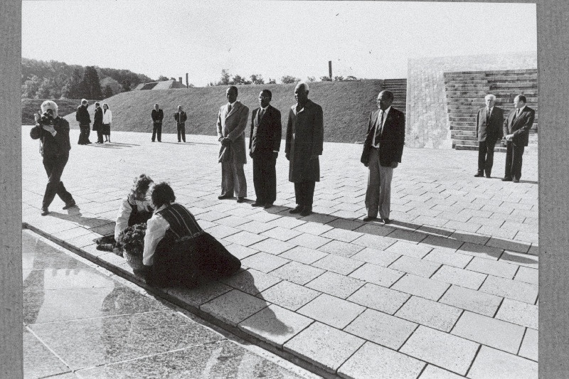 Tansaania Rahvusassamblee delegatsioon Maarjamäe memoriaalansambli juures. Paremalt 2. delegatsiooni juht Adam Sapi Mkvava.