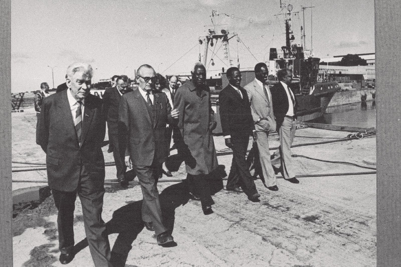 Tansaania Rahvusassamblee delegatsiooni S. M. Kirovi nimelises näidiskalurikolhoosis. Vasakult: V. Roosmaa, sotsialistliku töö kangelane, kolhoosi esimees O. Kuul, delegatsiooni juht Adam Sapi Mkvava.