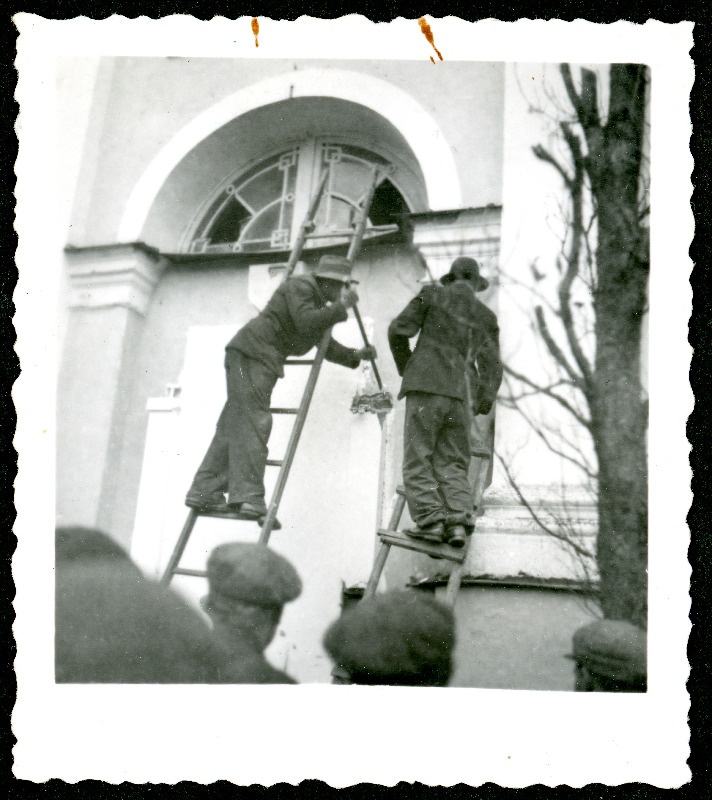 Foto Vaho Uhtjärve (sünd. 1913) uurimistoimikust. V. Uhtjärv pildistas Vabadussõja mälestustahvli mahalõhkumist Valga kiriku seinalt 1940. aastal ning pealtvaatajaid.