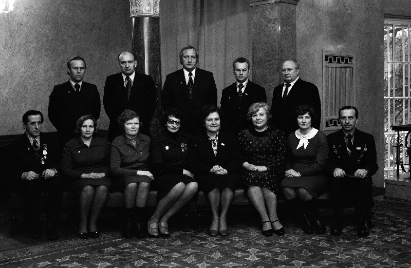 Eesti NSV Ülemnõukogu Presiidiumis autasustatud töötajad: Eesti NSV teenelised tööstustöötajad Tartu Konservitehase peatehnoloog Anna Anissimova, M.I. Kalinini nimelise Elektrotehnika Tehase lukksepp -remonditööline Enn Ehala, H. Pöögelmanni nimelise Elektrotehnika Tehase täppissöövitaja Karin Jakovleva, J. Lauristini nimelise Tallinna Masinatehase vanemmeister Pavel Tšumakov ja tehase Baltijets treial Sergei Vassilenko, Eesti NSV teeneline insener Ants Aas, Eesti NSV teenelsed transporditöötajad Tallinna Autobussipargi autojuht Heino Eek, Autotranspordibaasi nr. 9 kolonniülem Anna Iskra ja Tartu Autode Remondi Katsetehase lukksepp  jätkub: Ilmar Viljak, Eesti NSV teeneline õpetaja TRÜ kateedrijuhataja Antidea Metsa, Eesti NSV teeneline kalur külmutustraallaeva Juhan Smuul külmutusmehaanik  Jaan Kutnik, sotsialistliku töö kangelane, tehase Volta stantsija Nadežda Ojasaar. Esireas paremalt 4. Eesti NSV Ülemnõukogu Presiidiumi esimehe asetäitja M. Vannas.