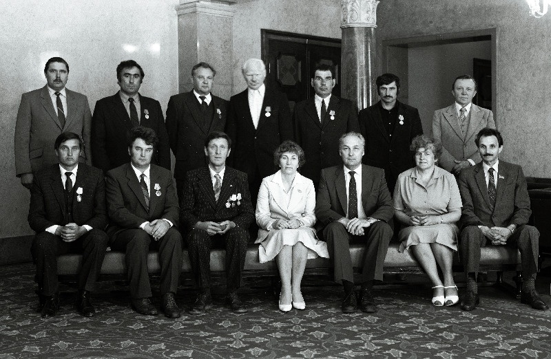 NSV Liidu ordenite ja medalitega autasustatud metsatöötajad Eesti NSV Ülemnõukogu Presiidiumis. Esireas keskel Eesti NSV Ülemnõukogu Presiidiumi esimehe asetäitja Maia Leosk.