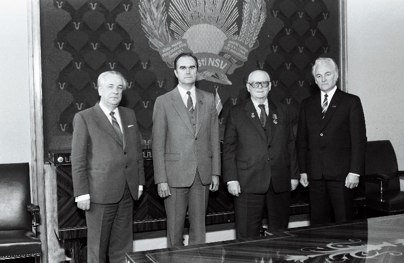Oktoobrirevolutsiooni ordeniga autasustatud RAT Estonia ooperisolist Tiit Kuusik Eesti NSV Ülemnõukogu Presiidiumis. Vasakult 1. RAT Estonia direktor A. Sõber, 2. Eesti NSV Ministrite Nõukogu esimehe esimene asetäitja I. Toome, 4. Eesti NSV Ülemnõukogu Presiidiumi esimees A. Rüütel.