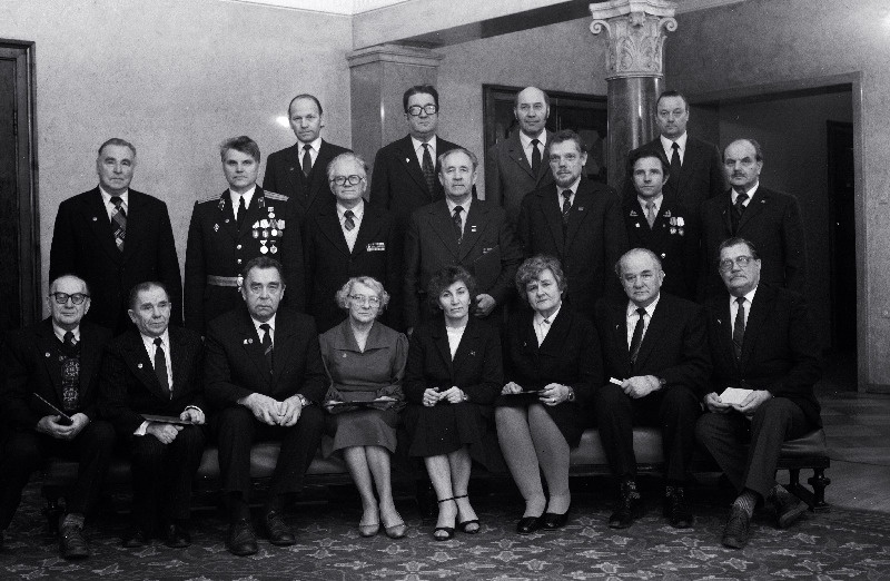 Eesti NSV Ülemnõukogu Presiidiumis autasustatud Suure Isamaasõja veteranide ansamblite juhid. Esireas vasakult 5. Eesti NSV Ülemnõukogu Presiidiumi esimehe asetäitja Maia Leosk.