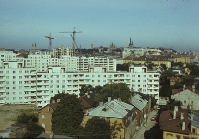 Keldrimäe, kõrgvaade ajaloolisele ja uushoonestusele, taamal vanalinna tornid  similar photo