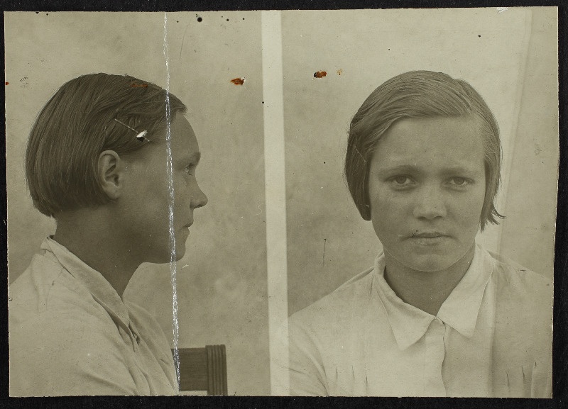 Anna Kostina otse- ja külgvaates (uurimistoimiku foto)