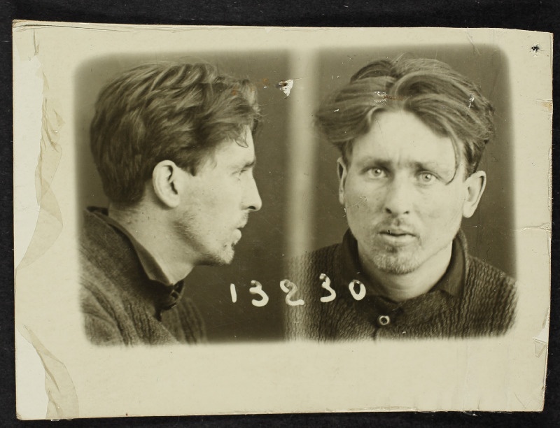 Arseni Tihhomirov otse- ja külgvaates (uurimistoimiku foto)