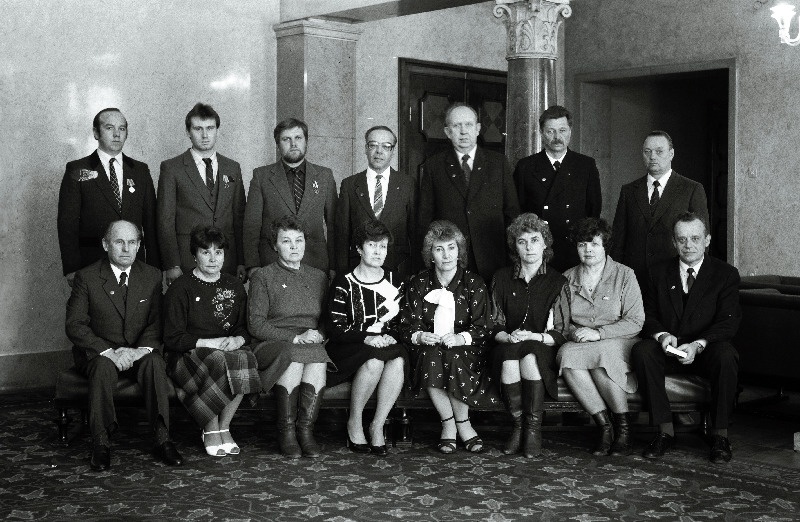 NSV Liidu ordenite ja medalitega ning Eesti NSV riiklike autasudega autasustatud töötajad Eesti NSV Ülemnõukogu Presiidiumis. Esireas vasakult 5. Eesti NSV Ülemnõukogu Presiidiumi esimehe asetäitja Maia Leosk.