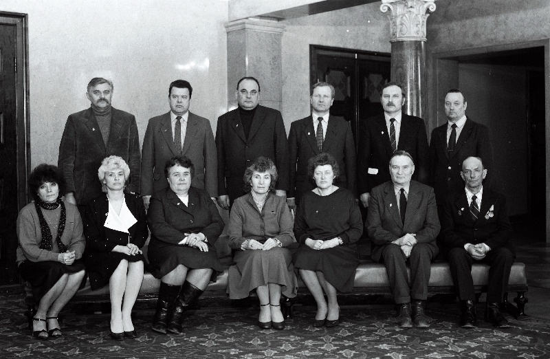 Eesti NSV aunimetuse saanud töötajad Eesti NSV Ülemnõukogu Presiidiumis Esireas keskel Eesti NSV Ülemnõukogu Presiidiumi esimehe asetäitja Maia Leosk.