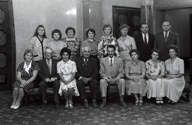 Eesti NSV riiklikud autasud saanud töötajad Eesti NSV Ülemnõukogu Presiidiumis. Esireas vasakult 5. Eesti NSV Ülemnõukogu Presiidiumi sekretär Viktor Vaht.