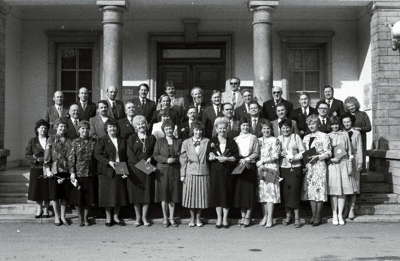 Eesti NSV riiklikud autasud saanud kultuuritöötajad. Esireas vasakult 6. Eesti NSV Ülemnõukogu Presiidiumi esimehe asetäitja Maia Leosk.