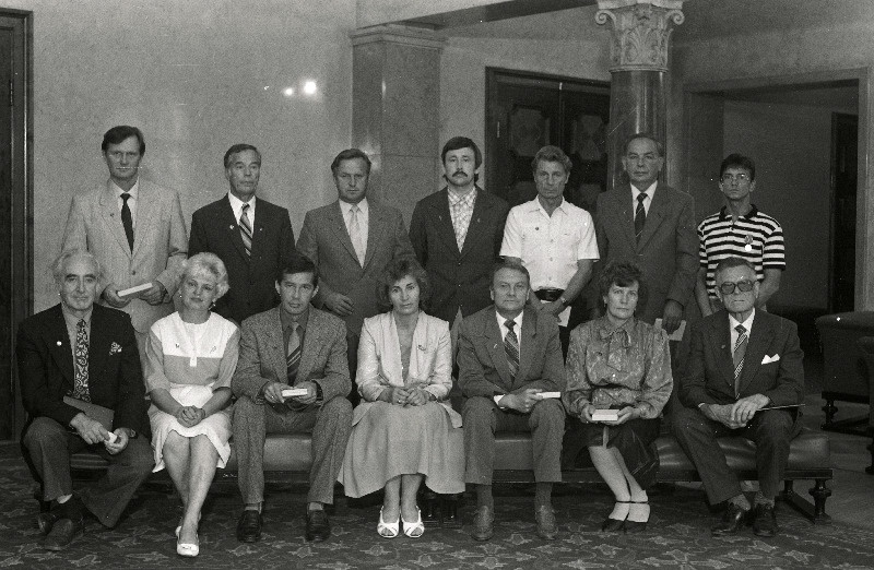 Eesti NSV riiklikud autasud saanud töötajad Eesti NSV Ülemnõukogu Presiidiumis. Esireas keskel Eesti NSV Ülemnõukogu Presiidiumi esimehe asetäitja Maia Leosk.