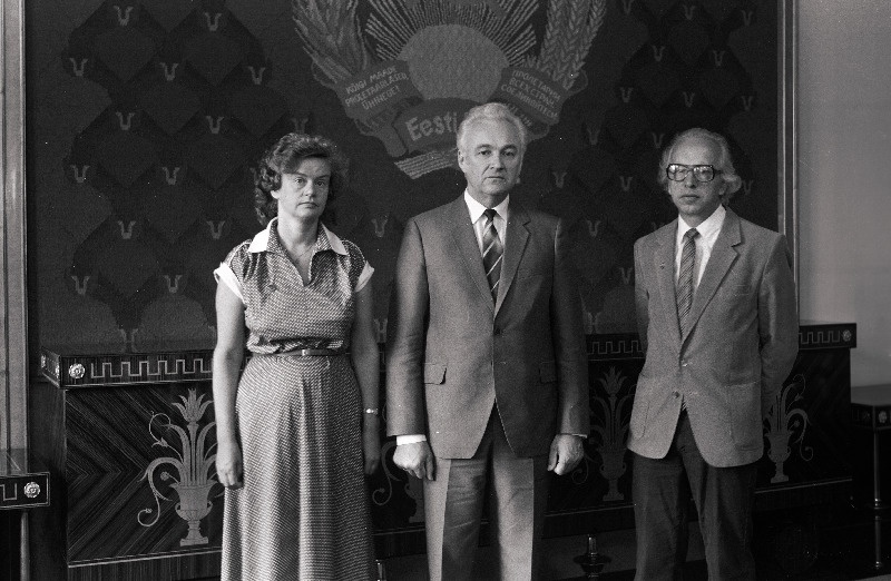 Eesti NSV riikliku autasu saanud ajakirja Noorus peatoimetaja Linda Järve ja ajakirja Täheke vanemtoimetaja Jaan Rannap koos Eesti NSV Ülemnõukogu Presiidiumi esimehe Arnold Rüütliga.