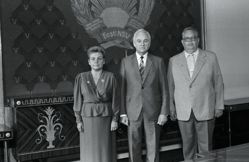Eesti NSV teenelise haridustöötaja aunimetuse saanud Elsa Gretškina ja Kaljo Rink koos Eesti NSV Ülemnõukogu Presiidiumi esimehe Arnold Rüütliga.