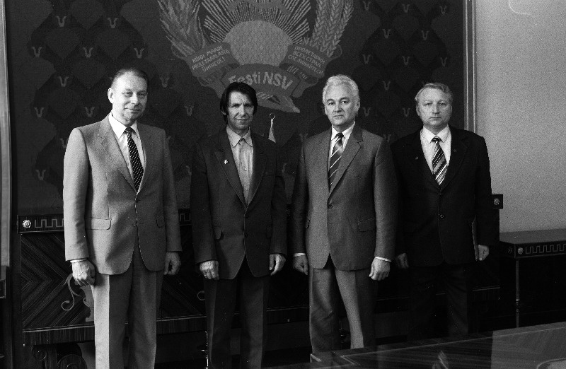 Eesti NSV Ülemnõukogu aukirjaga autasustatud kirjanik Hando Runnel (vasakult 2.) ja EKP Keskkomitee põllumajanduse ja toiduainetööstuse osakonna juhataja Leonid Paalandi (vasakult 4.) koos Eesti NSV Kirjanike Liidu juhatuse sekretäri Vladimir Beekmani (vasakult 1.) ja Eesti NSV Ülemnõukogu Presiidiumi esimehe Arnold Rüütliga.