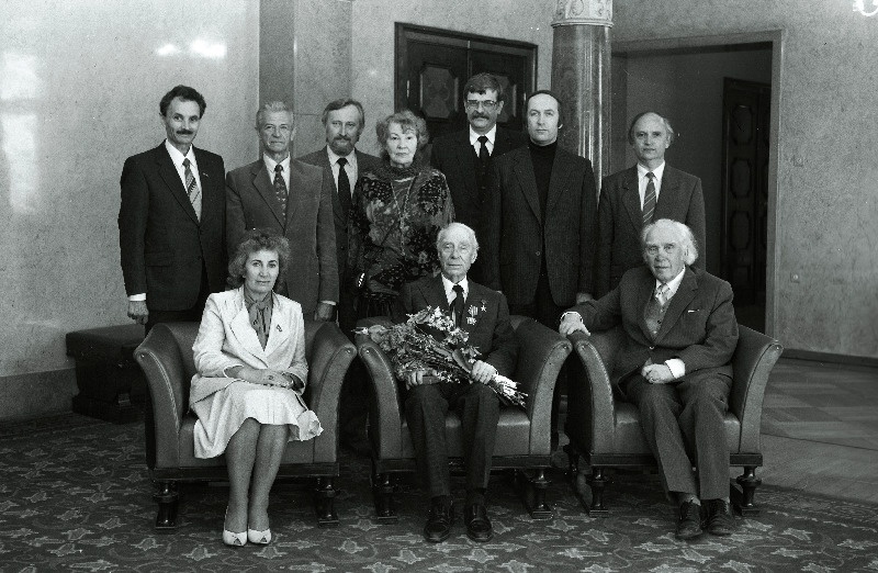 Rahvaste Sõpruse ordeniga autasustatud NSV Liidu rahvakunstnik Eugen Kapp (esireas keskel) koos Eesti NSV Ülemnõukogu Presiidiumi esimehe asetäitja Maia Leoski (vasakult 1.), Gustav Ernesaksa (vasakult 3.), Eesti NSV Ülemnõukogu Presiidiumi sekretäri V. Vahti (tagumises reas vasakult 1.), Kaljo Kiisa, Märt Kubo, Jaak Villeri ja Jaan Räätsaga.