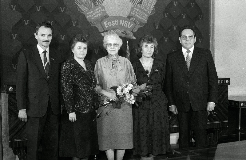 Eesti NSV Ülemnõukogu Presiidiumi aukirja saanud Olga Lauristin (vasakult 3.) koos Eesti NSV Ülemnõukogu Presiidiumi sekretäri V. Vahti, EKP Keskkomitee teaduse ja õppeasutuste osakonna juhataja A. Abeni, Eesti NSV Ülemnõukogu Presiidiumi esimehe asetäitja M. Leoski ja Eesti NSV Ministrite Nõukogu esimehe esimese asetäitja A. Soidlaga.
