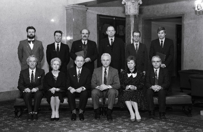 Eesti NSV riiklike autasudega autasustatud töötajad Eesti NSV Ülemnõukogu Presiidiumis. Esireas vasakult 4. Eesti NSV Ülemnõukogu Presiidiumi esimees Arnold Rüütel.