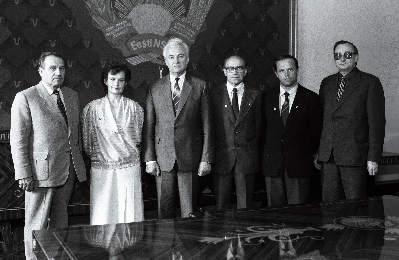 Eesti NSV teenelise looduskaitsja aunimetuse saanud Guido Kapp, E. Mäela, Eleonora Naskova Eesti NSV Ülemnõukogu Presiidiumis. Vasakult 3. Eesti NSV Ülemnõukogu Presiidiumi esimees Arnold Rüütel.