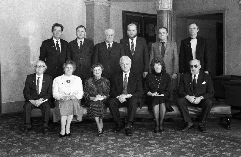 Eesti NSV riiklike autasudega autasustatud töötjad Eesti NSV Ülemnõukogu Presiidiumis. Esireas vasakult 4. Eesti NSV Ülemnõukogu Presiidiumi esimees Arnold Rüütel.