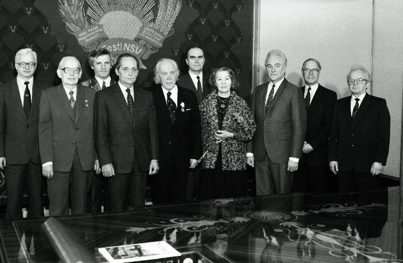 NSV Liidu rahvakunstnik Gustav Ernesaks (vasakult 5.) pärast ordeni Austuse märk kättesaamist. Vasakult 1. Eesti NSV Kultuurikomitee esimees J. Kaarma, 2. P. Kuusberg, 3. EKP Keskkomitee sekretär M. Titma, 4. EKP Keskkomitee esimene sekretär V. Väljas, 6. Eesti NSV Ülemnõukogu Presiidiumi autasude osakonna juhataja I. Eesik, 7. G. Ernesaksa abikaasa, 8. Eesti NSV Ülemnõukogu Presiidiumi esimees A. Rüütel, 9. NSV Liidu rahvakunstnik E. Okas, 10. Riikliku Akadeemilise Meeskoori dirigent K. Areng.