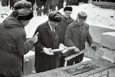 NSV Liidu Teaduste Akadeemia president A. Aleksandrov Eesti NSV Teaduste Akadeemia Keemilise ja Bioloogilise Füüsika Instituudi hoone nurgakivi panemas.  similar photo