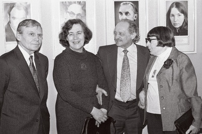 Eesti NSV Riiklike Kunstiansamblite loomise 40. ja kirjanik Johannes Semperi 90. sünniaastapäeva tähistamise piduliku koosoleku vaheajal vestlevad (vasakult) Villem Gross, Debora Vaarandi, Jüri Järvet ja Anna Ekston.  similar photo